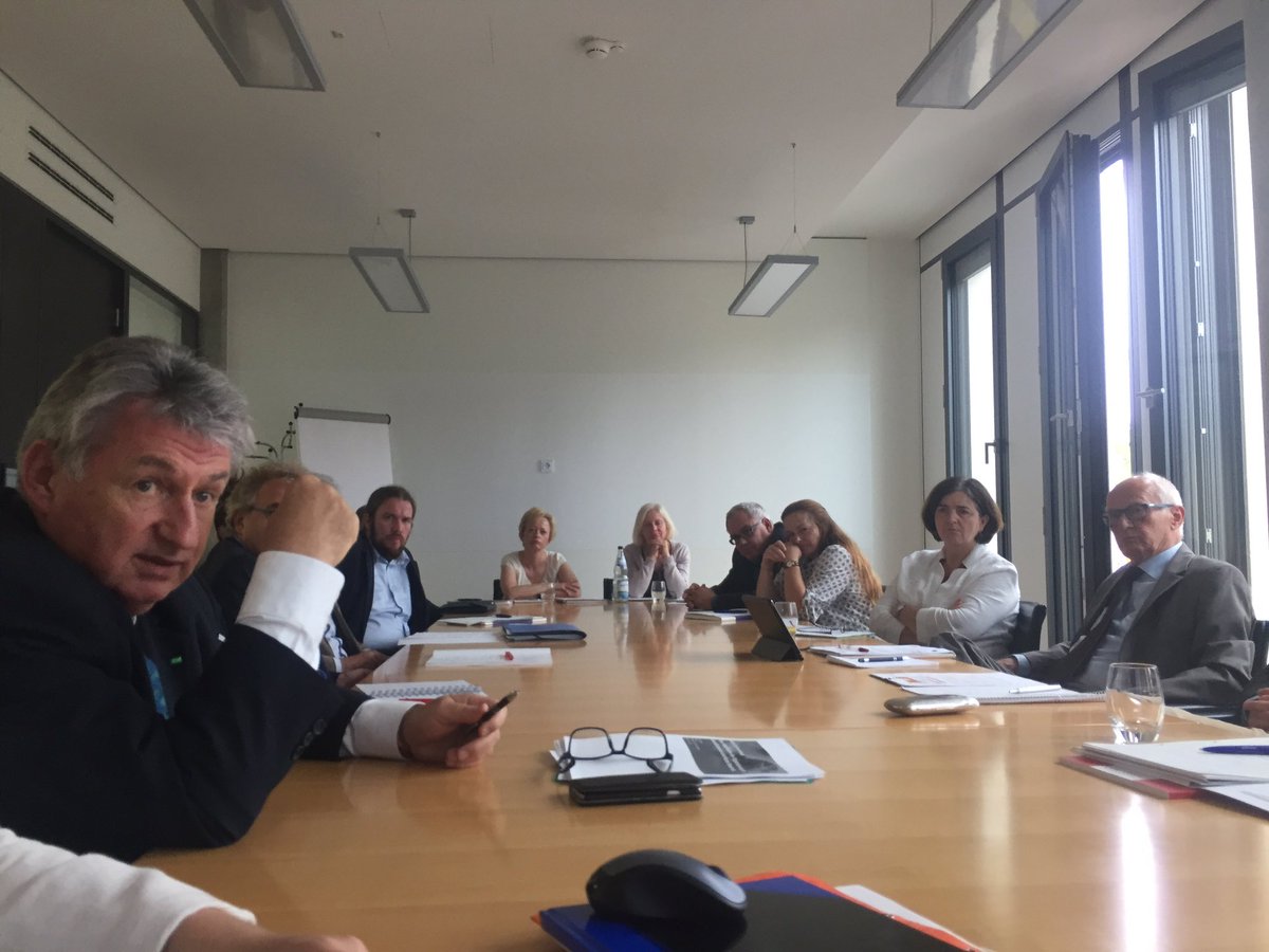 EUinfo's tweet image. Demographischer Wandel Thema für AOK: 2.000 von 4.500 Mitarbeitern gehen in  den nächsten 5 Jahren in Ruhestand, so Michalak Vorstand AOK.