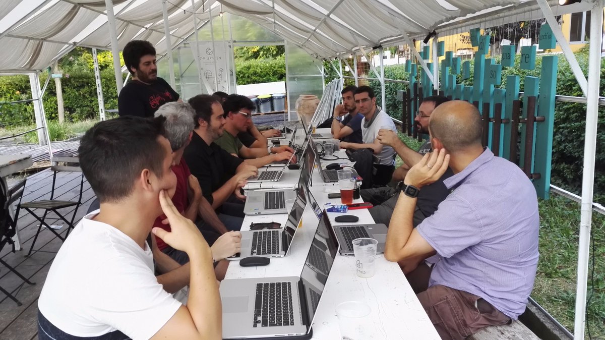 BolognaJS's tweet image. #Javascripter all'ascolto di @davidefiorello durante l'HandsOn di ieri sera su #Redux 🍺💻
Stay tuned on slack: bit.ly/2t3qnwg