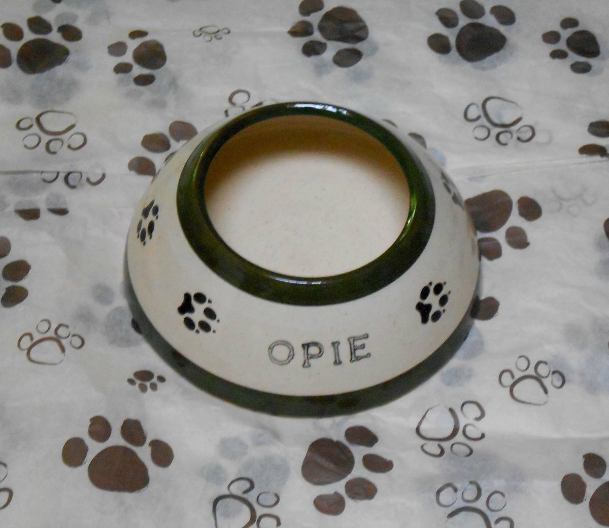 4pawspottery's tweet photo. Here's Opie's (#MiniaturePoodle) bowl!! Made it all the way to #Japan 😍 #toy #DryEars #dogs #pets https://t.co/DyoD7k6wpA