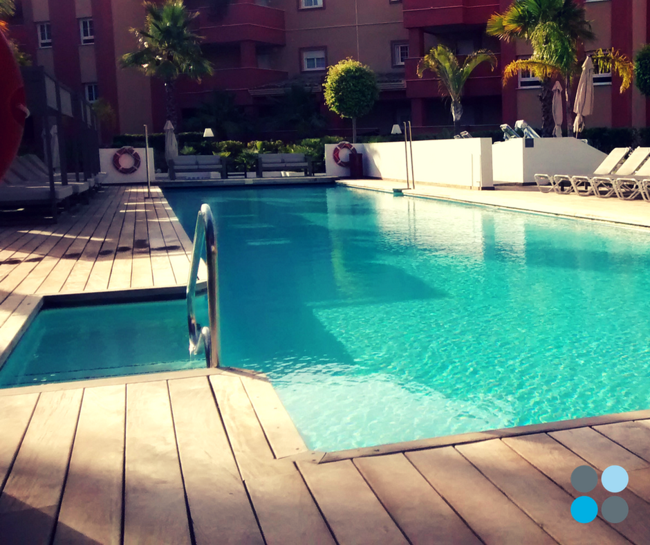 AMAResort's tweet photo. ¿Es la hora de la siesta? Aléjate un poquito de la #piscina principal y llegarás a este oasis... ¡Ponte cómodo en tu cama balinesa! 😴🍹#hotel https://t.co/aYWLSBL7ms