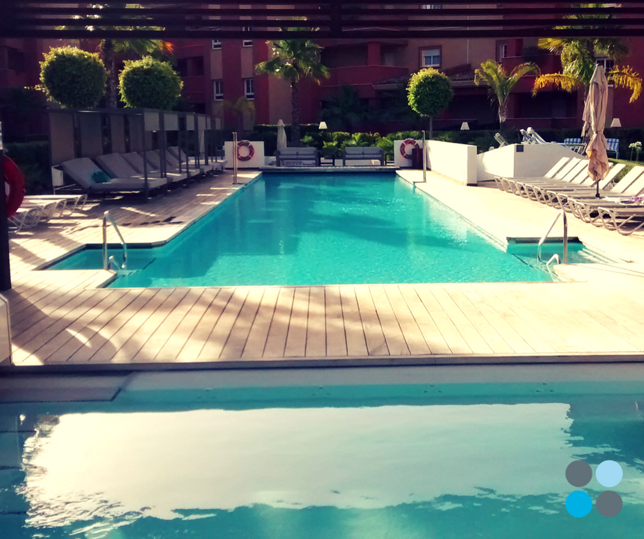 AMAResort's tweet photo. ¿Es la hora de la siesta? Aléjate un poquito de la #piscina principal y llegarás a este oasis... ¡Ponte cómodo en tu cama balinesa! 😴🍹#hotel https://t.co/aYWLSBL7ms
