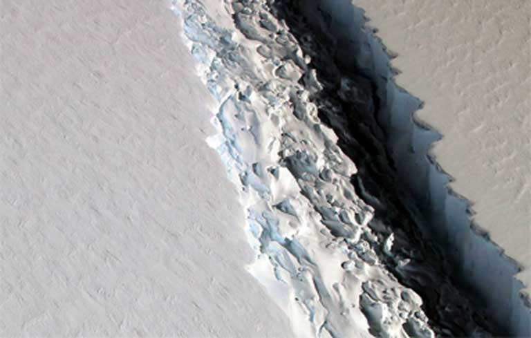 Some "breaking" news this AM: The 1-trillion tonne iceberg at Antarctica's #LarsenC ice shelf broke free. @Mongabay news.mongabay.com/2017/07/antarc…