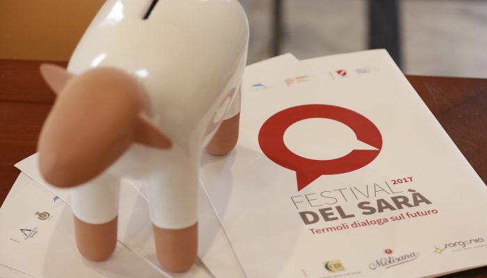 Antonello2011's tweet photo. La mascotte del #FestivaldelSarà è la pecora "Salva Pecunia" realizzata dal partner #AragoDesign. Per conservare buone idee per il futuro. https://t.co/GOP7CRZY0v