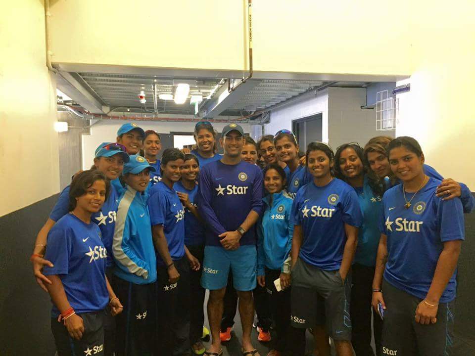 MSDhonifansclub's tweet photo. @msdhoni Snapped With Indian Women's Cricket Team! https://t.co/BJaT5QxYcs