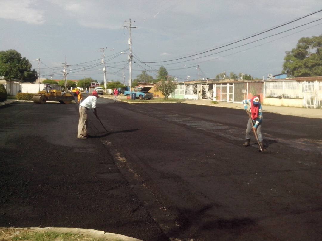 <a href="/MERVINMENDEZQ/">Mervin Méndez</a> Iniciamos asfaltado en Urb. Eleazar López Contreras 1ra etapa colocándo 200 toneladas de asfalto ow.ly/96Km30dznfV