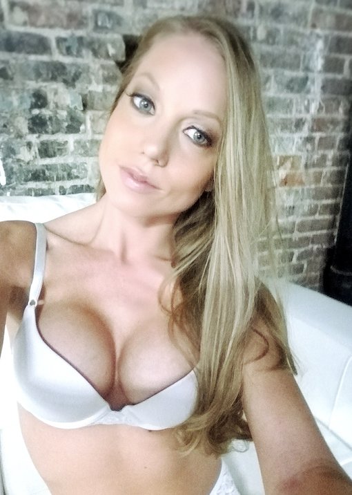 ManyVids's tweet photo. Roses are red, violets are blue, lava is hot and so are you @ShawnaLeneeShow https://t.co/zGDgYhVLKx  #MVGirl https://t.co/FpFoSy7grA