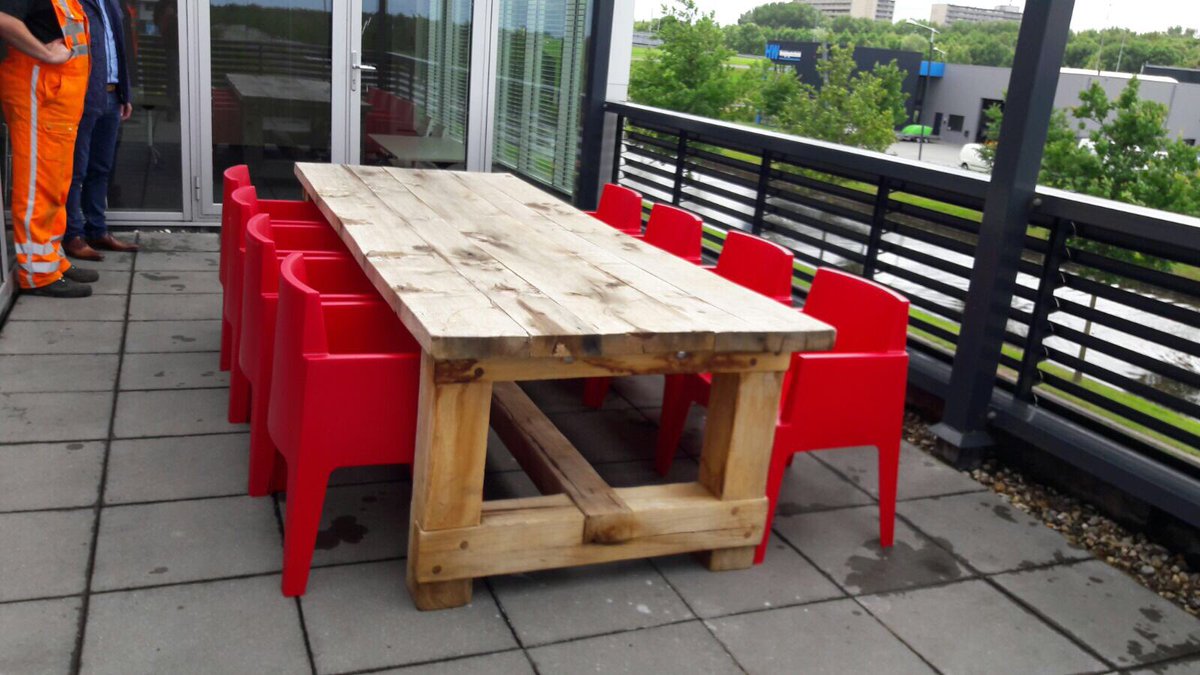 Weer eens een andere klus voor Tolman Takel &amp; Berging; Vandaag hielpen ze ons met het takelen van een tafel naar het terras. Hartelijk dank!
