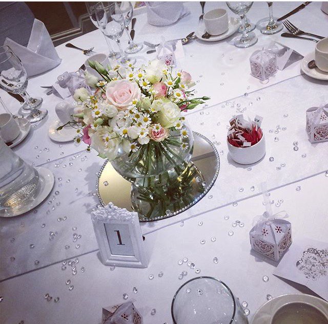 HolidayInnBroms's tweet photo. Now that's what you call a wedding table setting, crystals and a summer bouquet! We love a Summer wedding 😍 #WeddingWednesday #Ido https://t.co/9jhnMag7e0