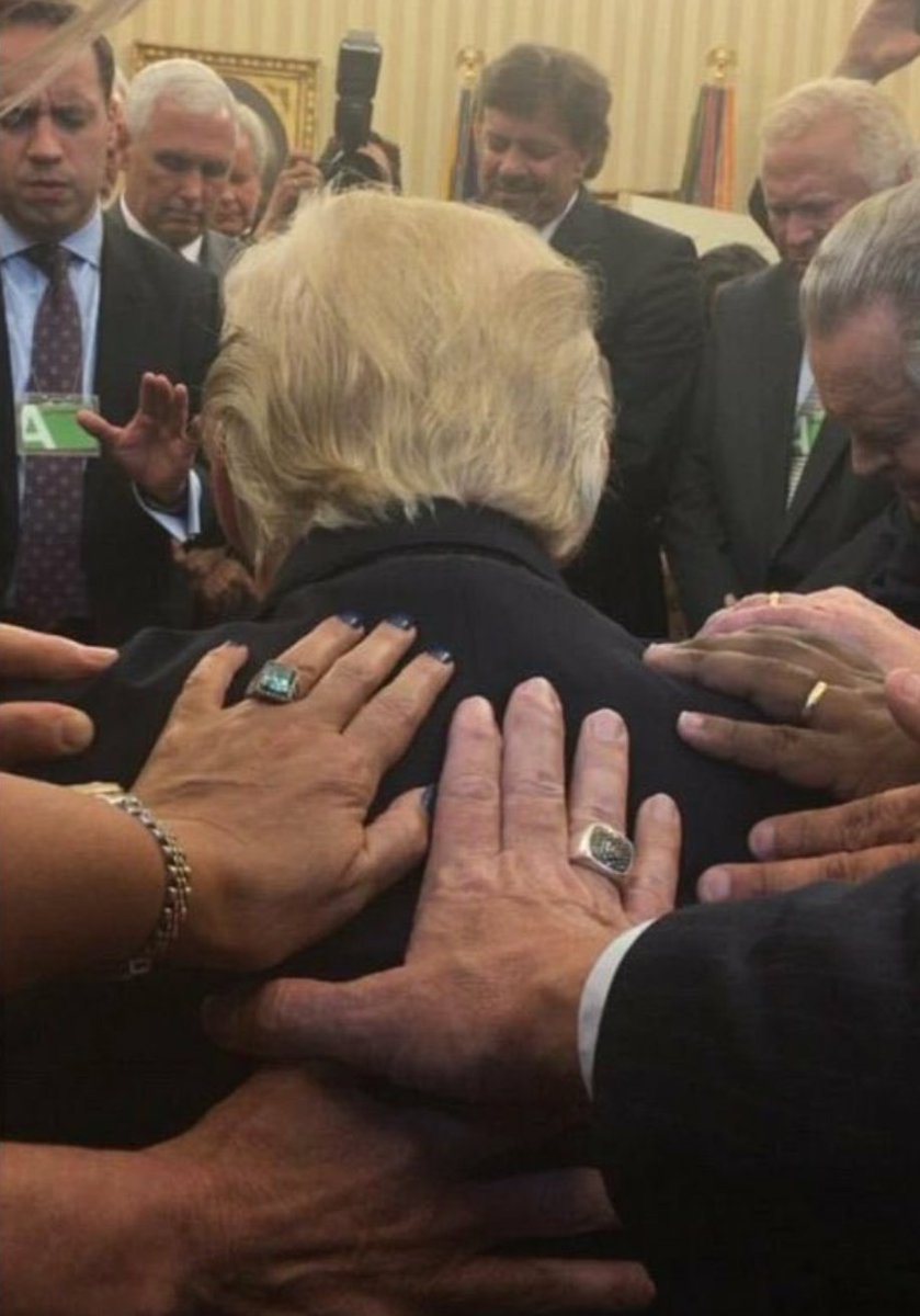 KeepMyPowerOrg's tweet photo. This is the POTUS in the Oval Office today July 12, 2017. Or is it 1429? Hard to tell. https://t.co/OKGss46NBY