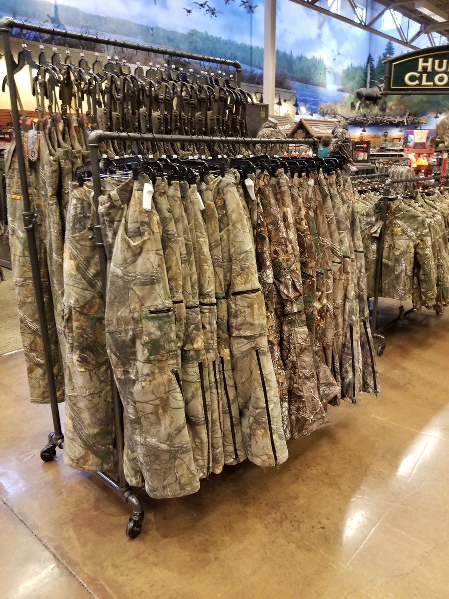 antoniojajou's tweet photo. Just a bunch of empty shelves smh https://t.co/SmeR5EQNnG