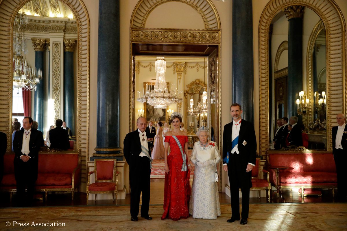 RoyalFamily's tweet image. The Queen, The Duke of Edinburgh, King Felipe VI and Queen Letizia arrive for the #SpainStateVisit Banquet at #BuckinghamPalace