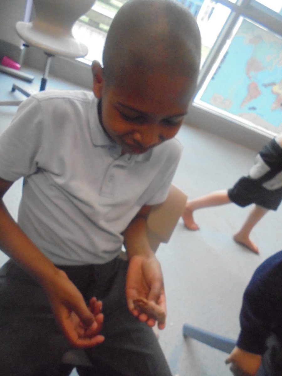 DiamondClassP4's tweet photo. Topic Countries; This week we are learning about Israel, Rachel treated us to some Israeli snacks; Matza, Rugelach and Kichels. #grangemcr https://t.co/ay6Adp37hy