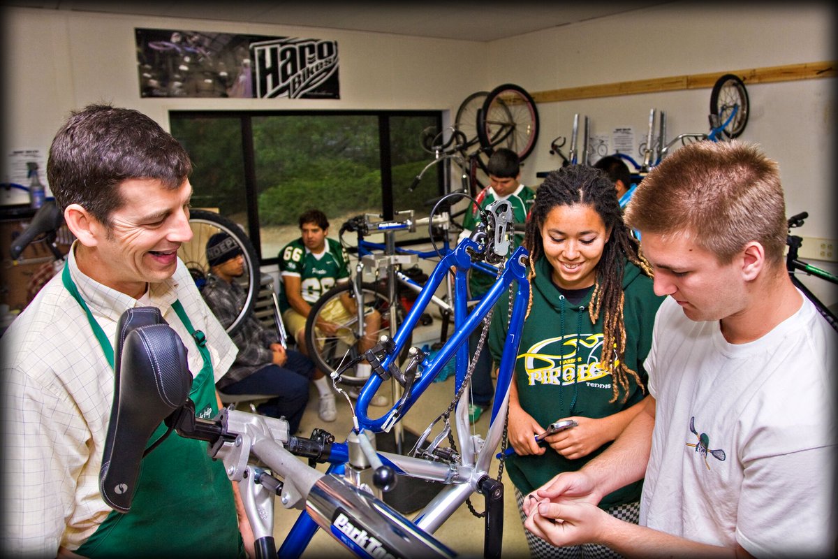 SummitDailyNews's tweet photo. Get to know fellow bike lovers TONIGHT at the Biz+Beer+Bike event hosted for FREE by @ELEVATEcoSPACE in Frisco at 6pm #DraftMeetup https://t.co/Ep7LmW4KVe