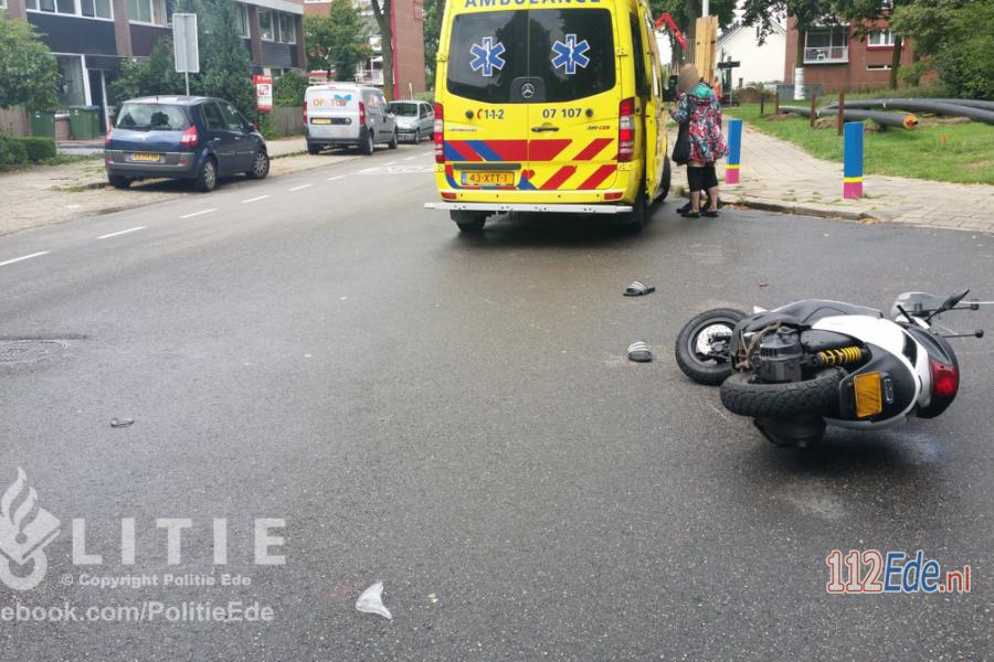 Bestuurder van scooter gaat er rennend vandoor na aanrijding 112.press/PV5JsF #Ede #112Nieuws https://t.co/A5kYok6wCp
