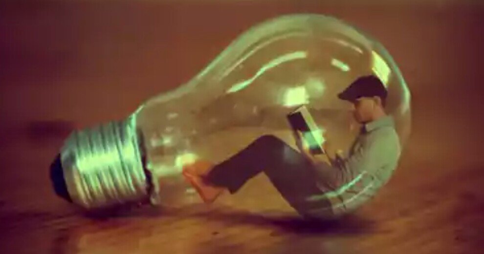 لا تتحدث عن قوتك أمام ضعيف، ولا عن سعادتك أمام حزين، ولا عن مالك أمام فقير، زن كلامك وراع شعور الآخرين، وكن راضيًا بما تملك.
.
❥↝✿✿ ↜❥ 
.
.