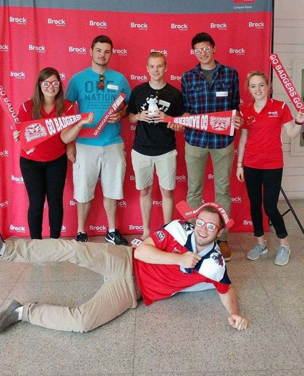 BrockUniversity's tweet photo. Incoming #BrockU students are already making memories with their #SmartStartBU selfies. Share yours with us for an RT. 📷 @DiscoverBrock https://t.co/hORnFPR6be
