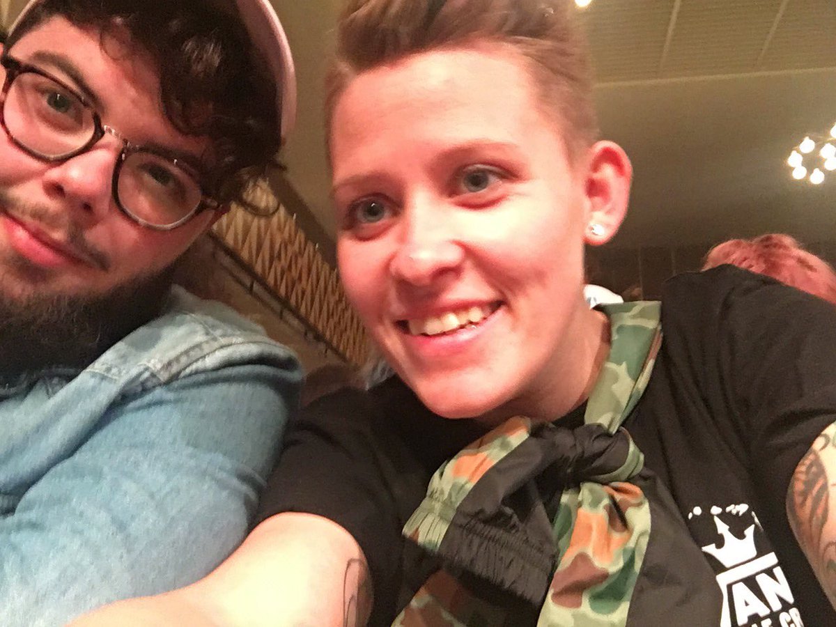 paramoredino's tweet photo. // READY 💪😁@paramore @yelyahwilliams @zacfarro @itstayloryall https://t.co/vxiqUmbBVa