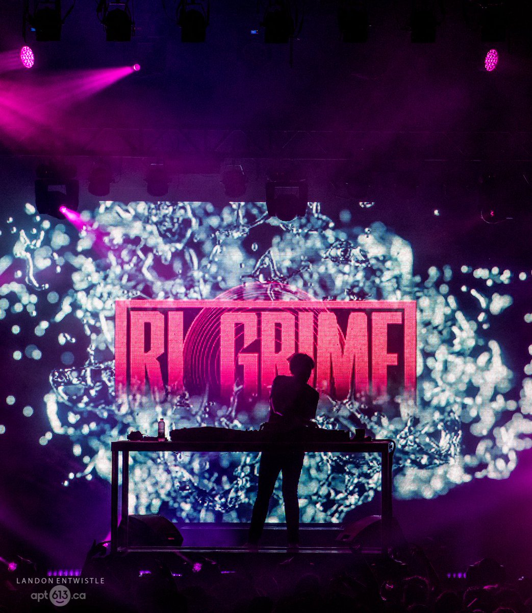 After a one day break, #ottawabluesfest was back at it last night. Photos from the energetic performances: goo.gl/eSuLv6 #ottmusic