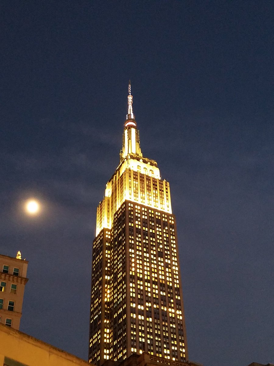 RavindranJanani's tweet photo. #ESBmoment #Contest #throwback to the time I lived in NYC and every time I looked up, I could see this beautiful building!! https://t.co/RfNEg4oKP1