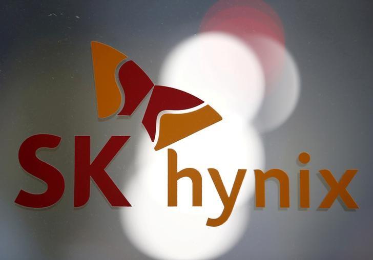 SK Hynix CEO's stake stand off muddies Toshiba chip sale