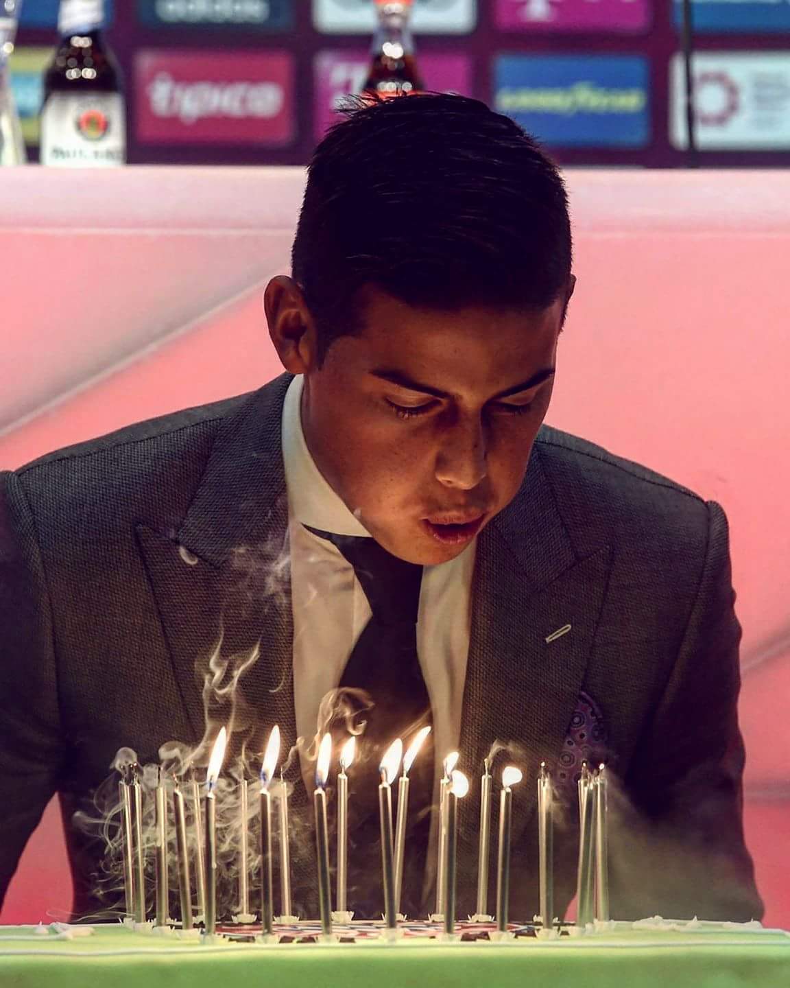 A Surprise Cake From Bayern Munchen James Rodriguez Happy Birthday Golden Boy     