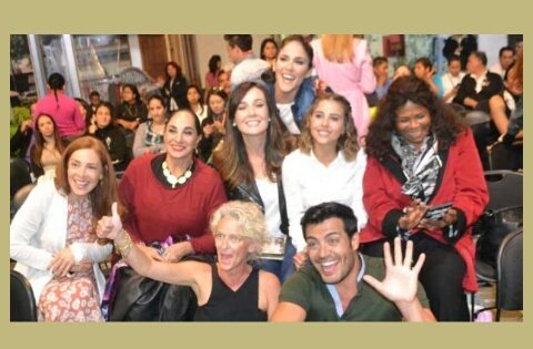 carola_rossel's tweet photo. K sonrisa la de nuestro @andrespalacios1 feliz disfrutando de el 1er capítulo #ElVueloDeLaVictoria con un gran equipo 👏👏🙏🎉 ¡se te kiere!😘😍 https://t.co/wwsDGL4soW
