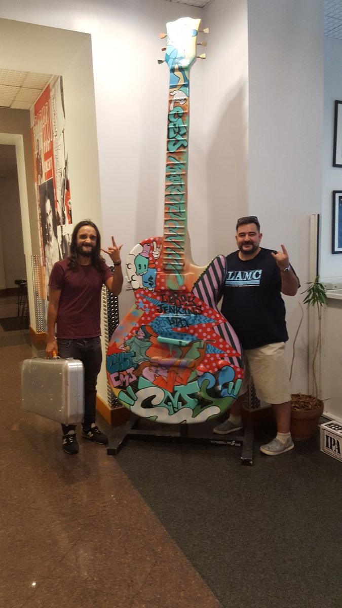 Ya tenemos nuestra <a href="/gibsonguitar/">Gibson</a> ! Esta noche en el <a href="/theLAMC/">LAMC</a>  de Nueva York la estrenamos! Gracias <a href="/GibsonSpain/">Gibson Spain</a> !! 😍
