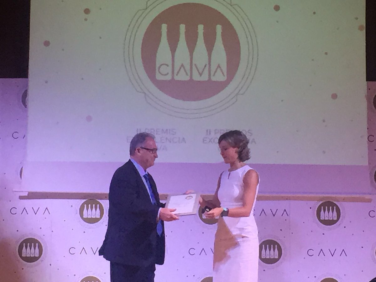 Agradecidos enormemente por el premio que el Consejo Regulador del Cava ha entregado por su trayectoria a nuestro Presidente, Joan Juvé.