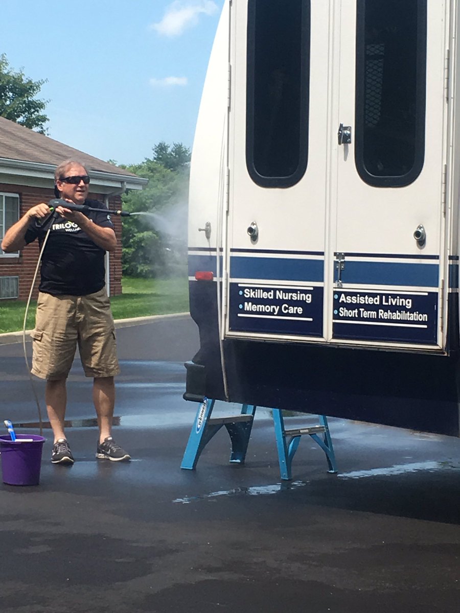 Employee car wash fun!!!  We love our employees ❤️ <a href="/DAshbaugh/">David  A Ashbaugh</a> <a href="/SilverOaksHC/">Silver Oaks HC</a> <a href="/TrilogyLiving/">Trilogy Health Svcs</a>
