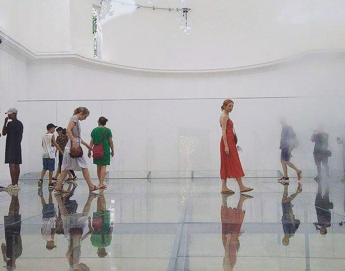 #Vertigo .1st thing you feel when you walk on the glass floor across of the German pavilion.Anne Imhof is a sensation at #VeniceBiennale .