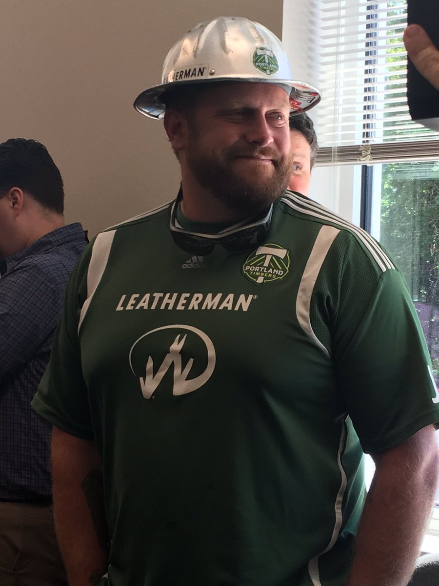 OregonDHSCW's tweet image. @TimberJoey helps us celebrate partnerships @kpduck @TimbersFC @ThornsFC #roommakeovers #love #communityhelps!