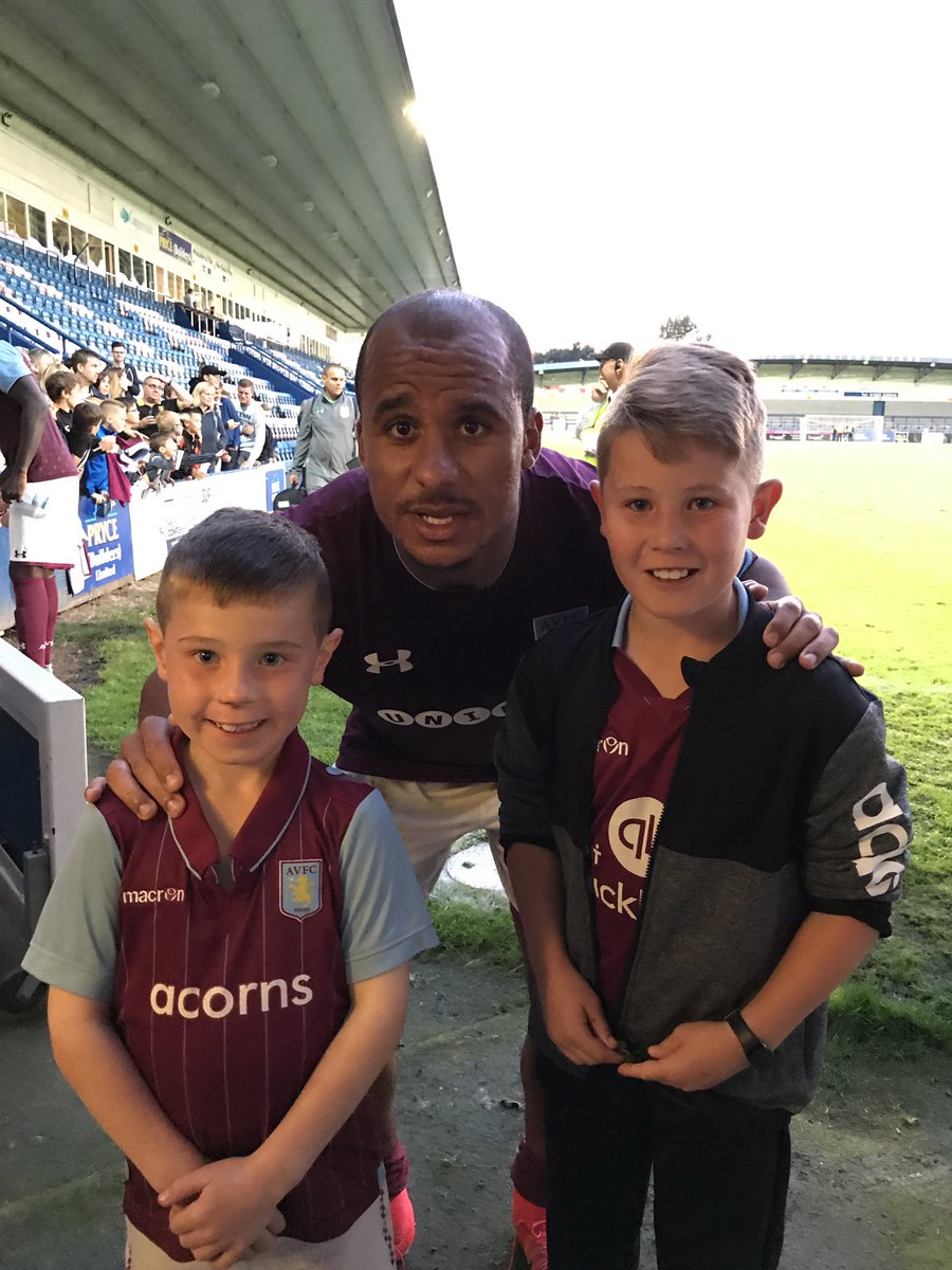meztwit's tweet photo. @gabby_10 thanks for taking time out for a photo with my boys, greater header too 👌🏼 https://t.co/kicaeMaJf1