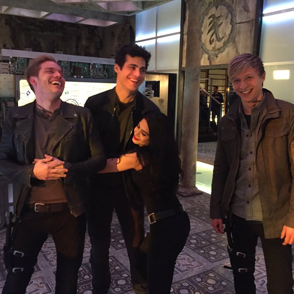 ShadowhuntersTV's tweet image. We're REAL serious on set of #Shadowhunters. 😋 #BehindTheScenes