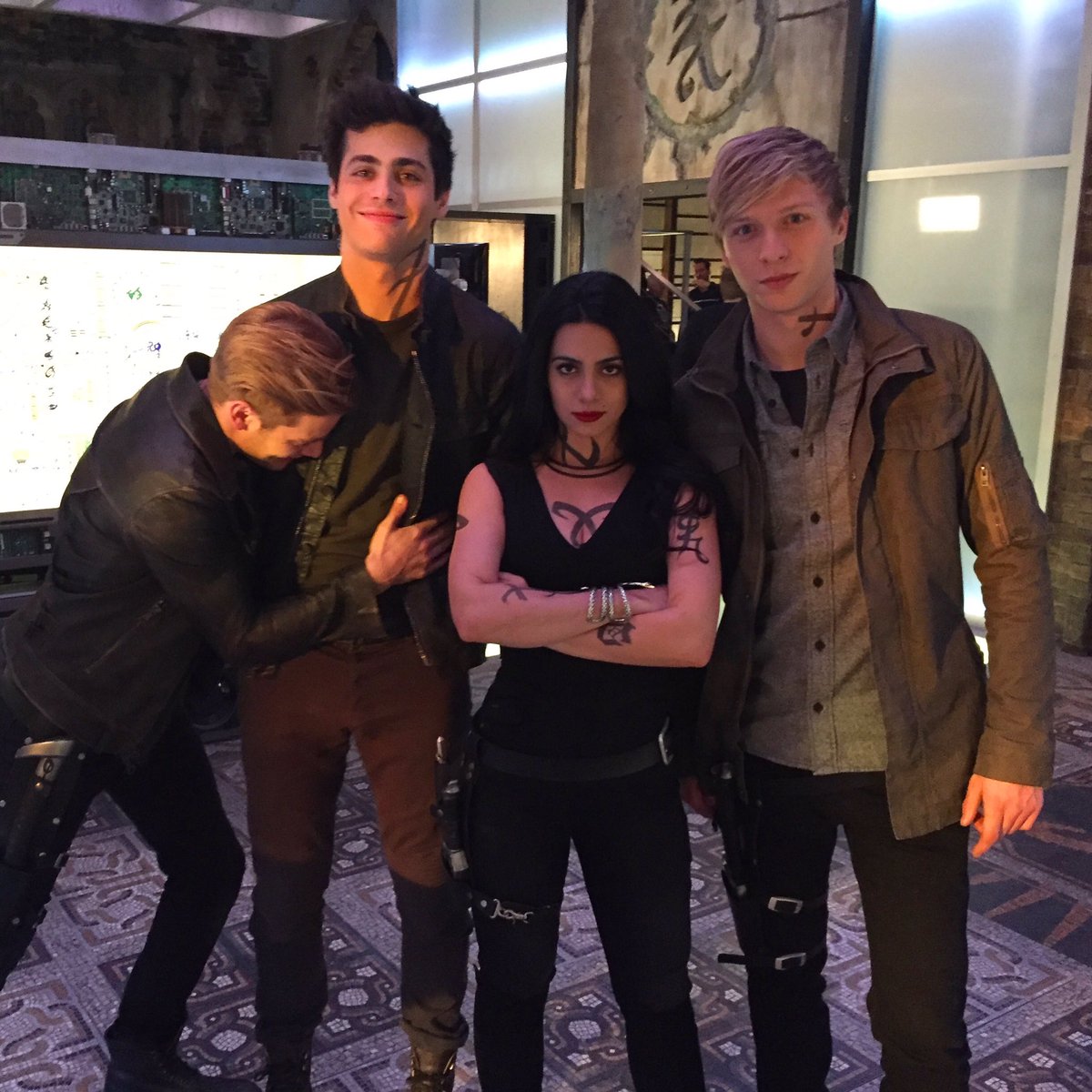 ShadowhuntersTV's tweet image. We're REAL serious on set of #Shadowhunters. 😋 #BehindTheScenes