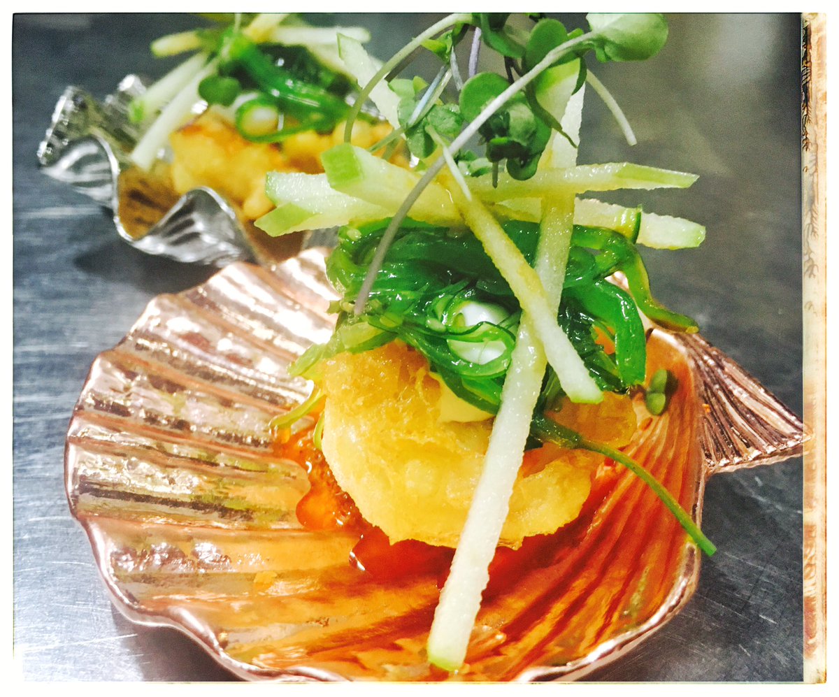 Vieira frita en tempura, vinagreta de tomate seco, mayo de wasabi, wakame, manzana con ponzu