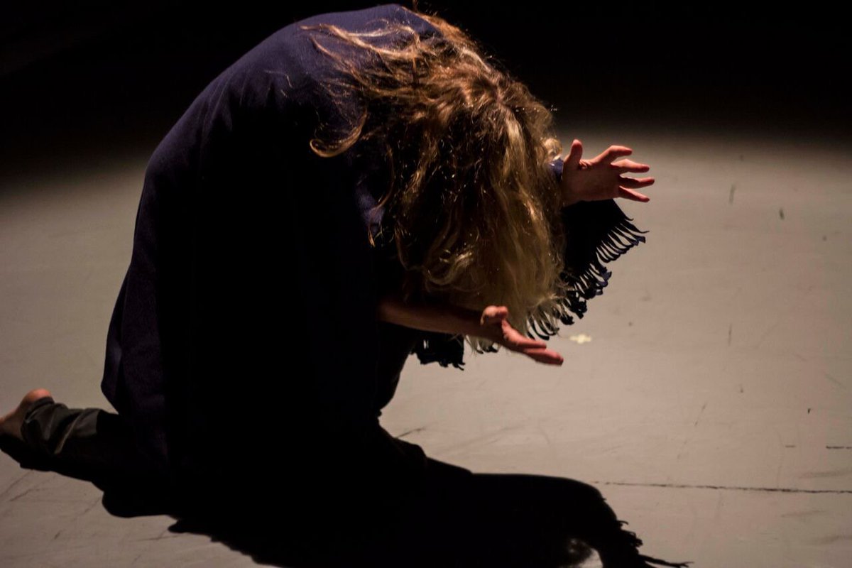 SummerWorksFun's tweet image. A solo, a duet. With a blanket, with hair. @Hellojennygee 's  To Do, To Don't is at #SW17 for 3 shows only Aug 4-6. ow.ly/iDiR30dsYlR