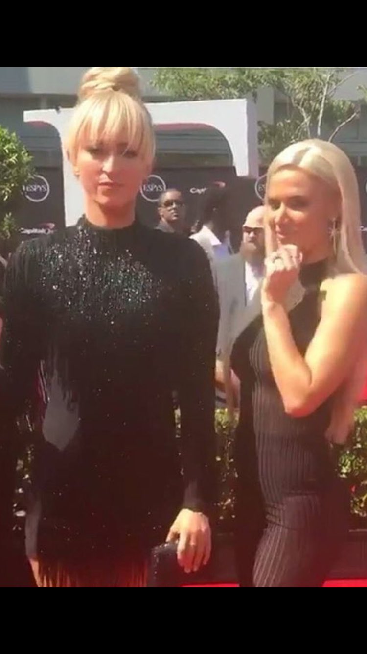 DEkejGpVYAItvOb.jpg:large