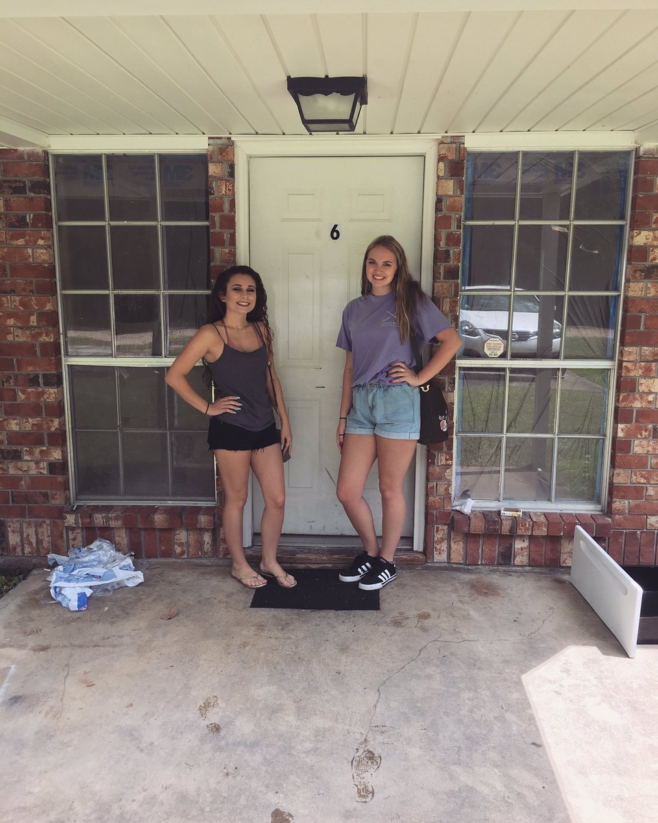 AnnaloroSara's tweet photo. Can't wait to move in!! Time to leave all the bs behind and start a new chapter❤️so happy ur my roomie. Don't know what I'd do w/o u! #apt6 https://t.co/rhJBOKnx78
