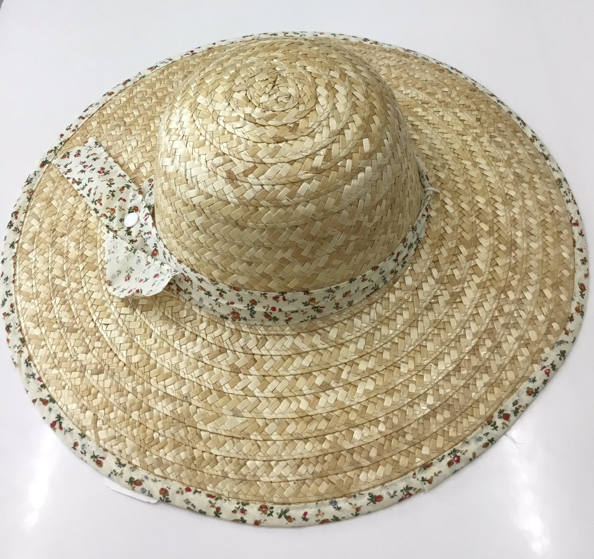 ワークマンプラス厚木愛名店 紳士用 婦人用の麦わら帽子のご紹介です 麦わら帽子 は通気性が良くこもりがちな熱気を放出する機能に優れています つばも広く夏の日除けに最適です 麦わら帽子 ワークマン 夏の必需品