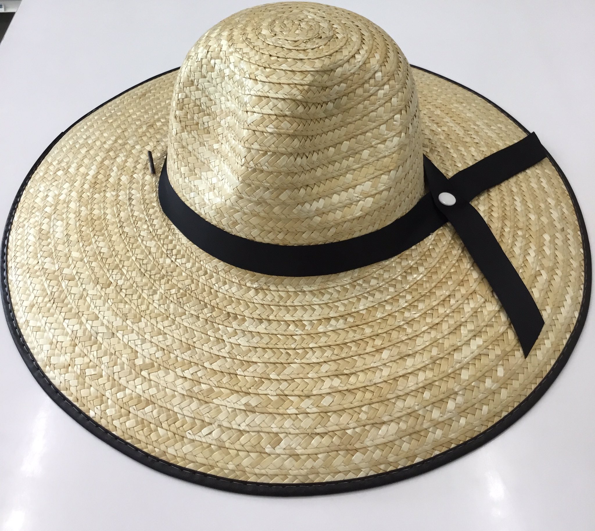 ワークマンプラス厚木愛名店 紳士用 婦人用の麦わら帽子のご紹介です 麦わら帽子 は通気性が良くこもりがちな熱気を放出する機能に優れています つばも広く夏の日除けに最適です 麦わら帽子 ワークマン 夏の必需品