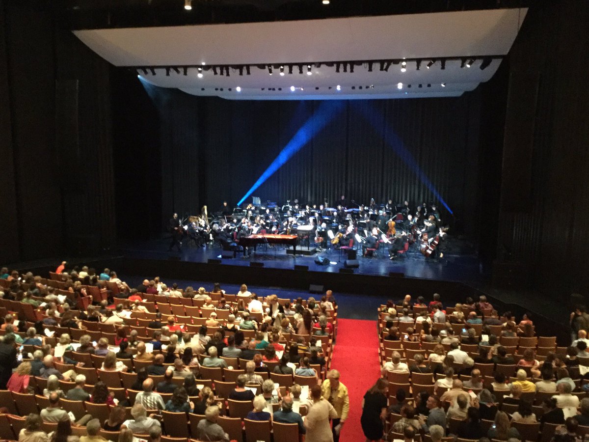 Même si sa voix et son piano camouflent parfois l'orchestre, superbe mariage entre Rufus Wainwright et <a href="/CNAduCanada/">CNA du Canada</a>. Quelle voix!
