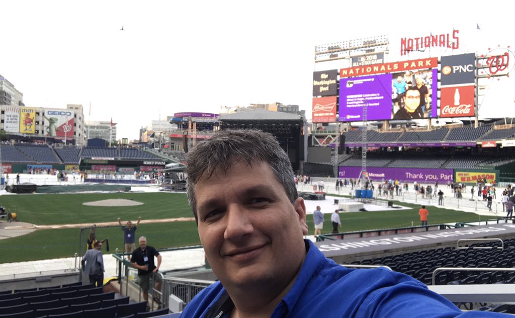 gachong's tweet photo. Waiting for Carrie Underwood! Thanks Microsoft ;) #MSINSPIRE https://t.co/9WJqr98CEO
