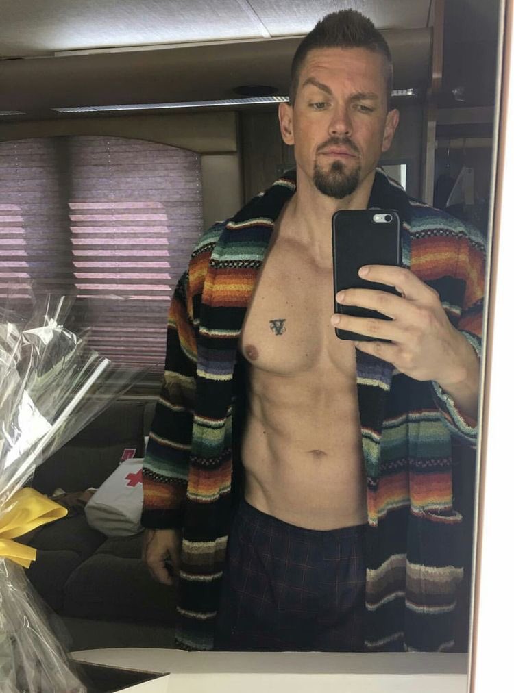 Happy 40th birthday Steve Howey! 