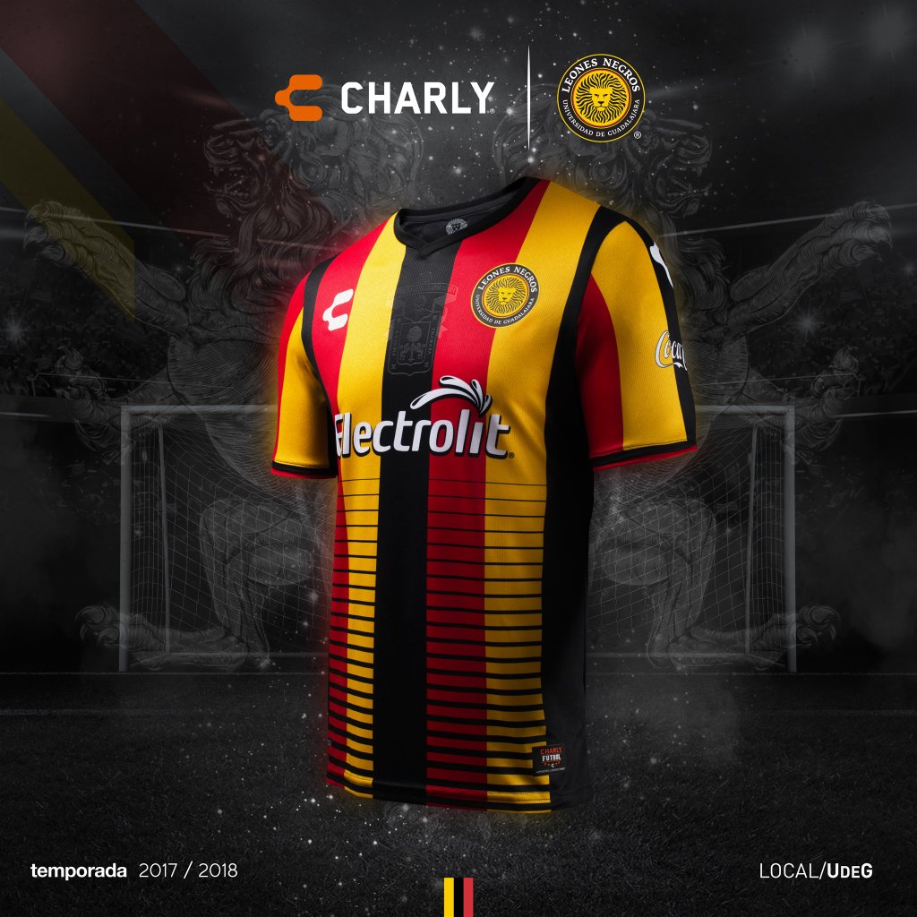 SE LUCE CHARLY CON LA PIEL DE LEONES NEGROS.