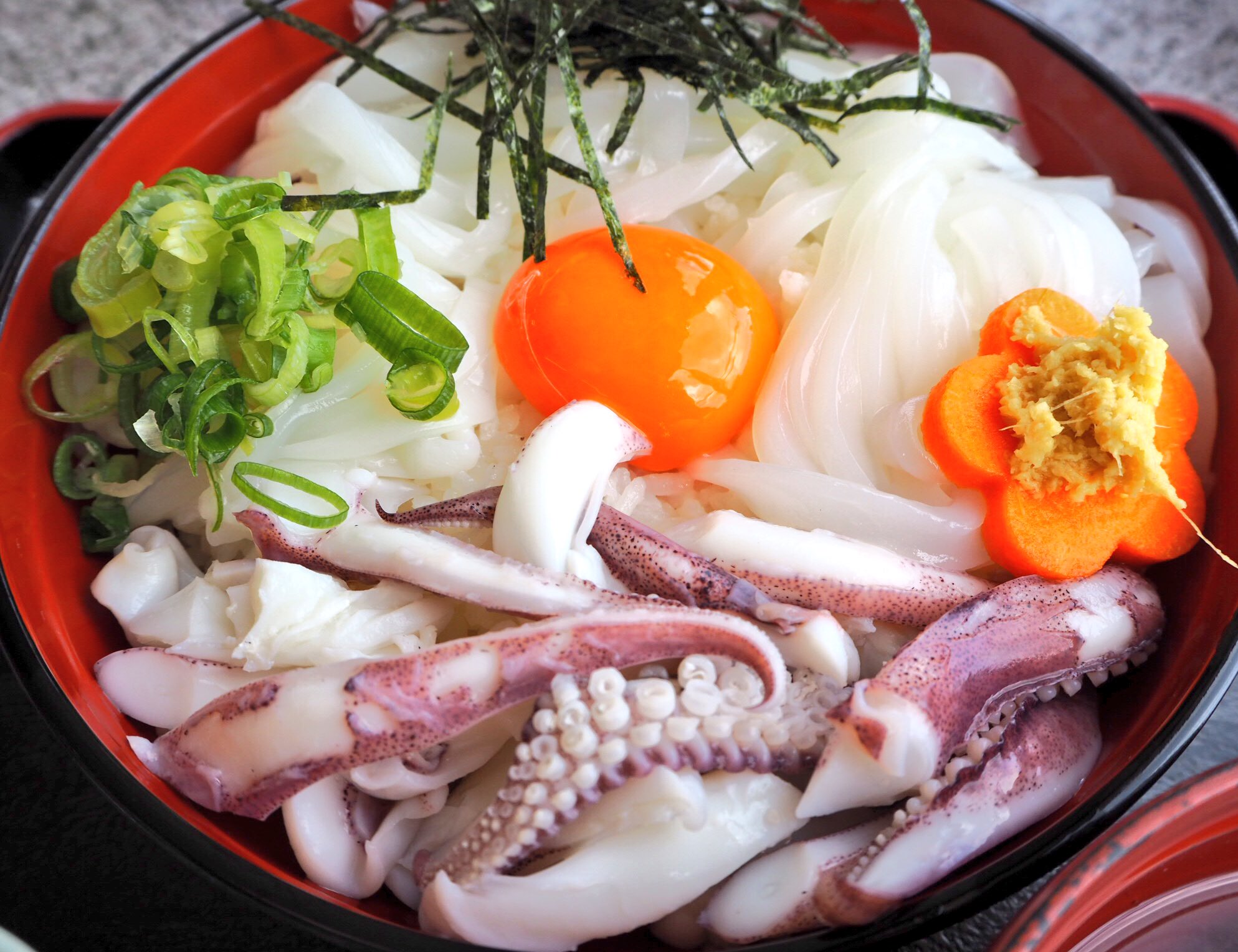 Mkタクシー 京都情報 Mk飯 宮津市天橋立でご飯 よし乃や さんの いか丼 はボイルしたイカと生のイカの上にたまご そこにお好みで醤油をかけます 季節によって違うイカで作られるそうです あさり丼もイチオシとのこと いか丼は要予約 詳細