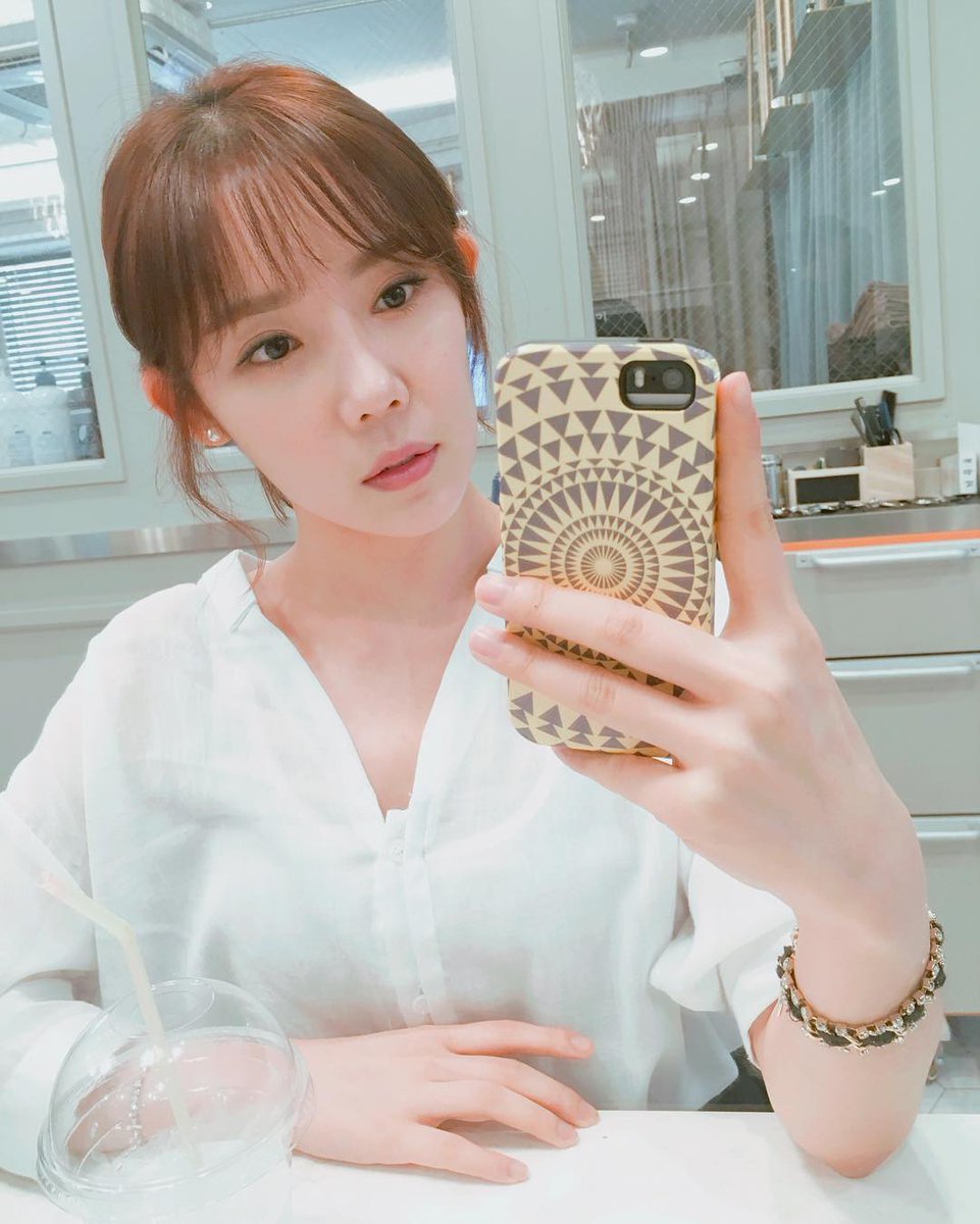 scrtarchive's tweet photo. hana: white vs black ☔️ https://t.co/9z0d7OPGts