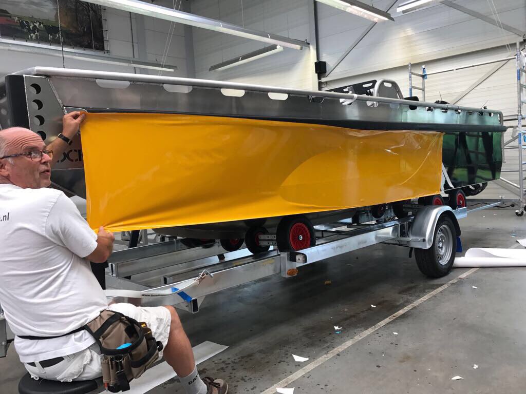 tiptopreclame's tweet photo. Bezig met een spectaculaire #bootwrap voor @WattcoNL , onze innovatieve buurman. Zal worden gebruikt voor plaatsen drijvende #solar panelen! https://t.co/EeEORU4Qt3