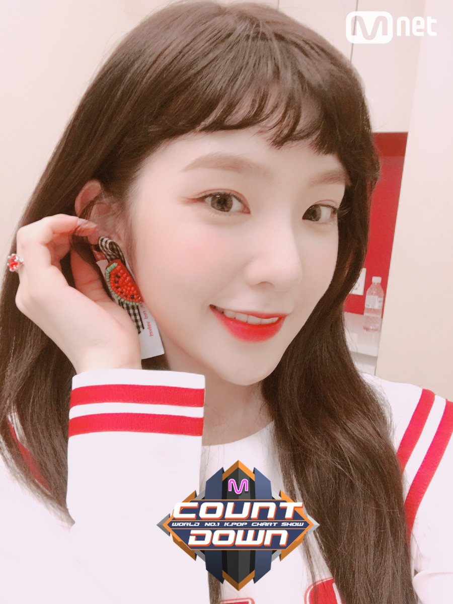 MnetMcountdown's tweet photo. 여름엔 역시 수박! 여름엔 #레드벨벳 썸머 파티엔 #빨간맛~이 빠질 수 없죠! #아이린 양의 귀에 살포시 안착한 수박귀고리! 너무 앙증맞자냐~~오늘 저녁 6시! 빨간맛 무대와 레드벨벳 미니팬미팅까지 놓치지 말고 함께 하세요! https://t.co/Lqc3xeGasa