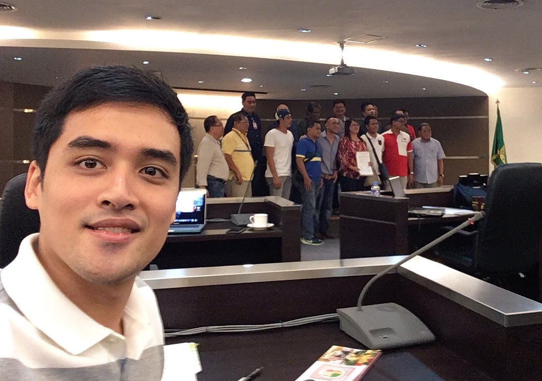 VicoSotto's tweet photo. Dahil nahihirapan sa tayo-upo-tayo-upo... Pictorial kayo diyan pictorial din ako dito haha 😂😂😂
#RegularSession #KailangangPumasokEh https://t.co/uVslbAtExU