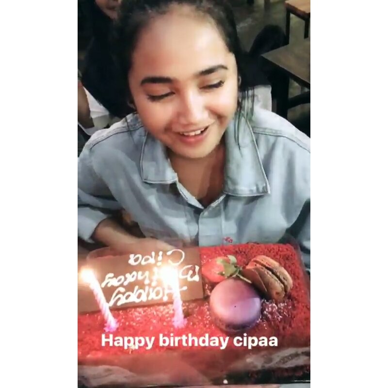 syifhadju's tweet photo. WIII IM OFFICIALLY SEVENTEENTH guyss!! Terimakasih buat semua temen² yg sudah surprisin aku hehe.syenang sekalii😭❤❤ https://t.co/i8i2WeU38C